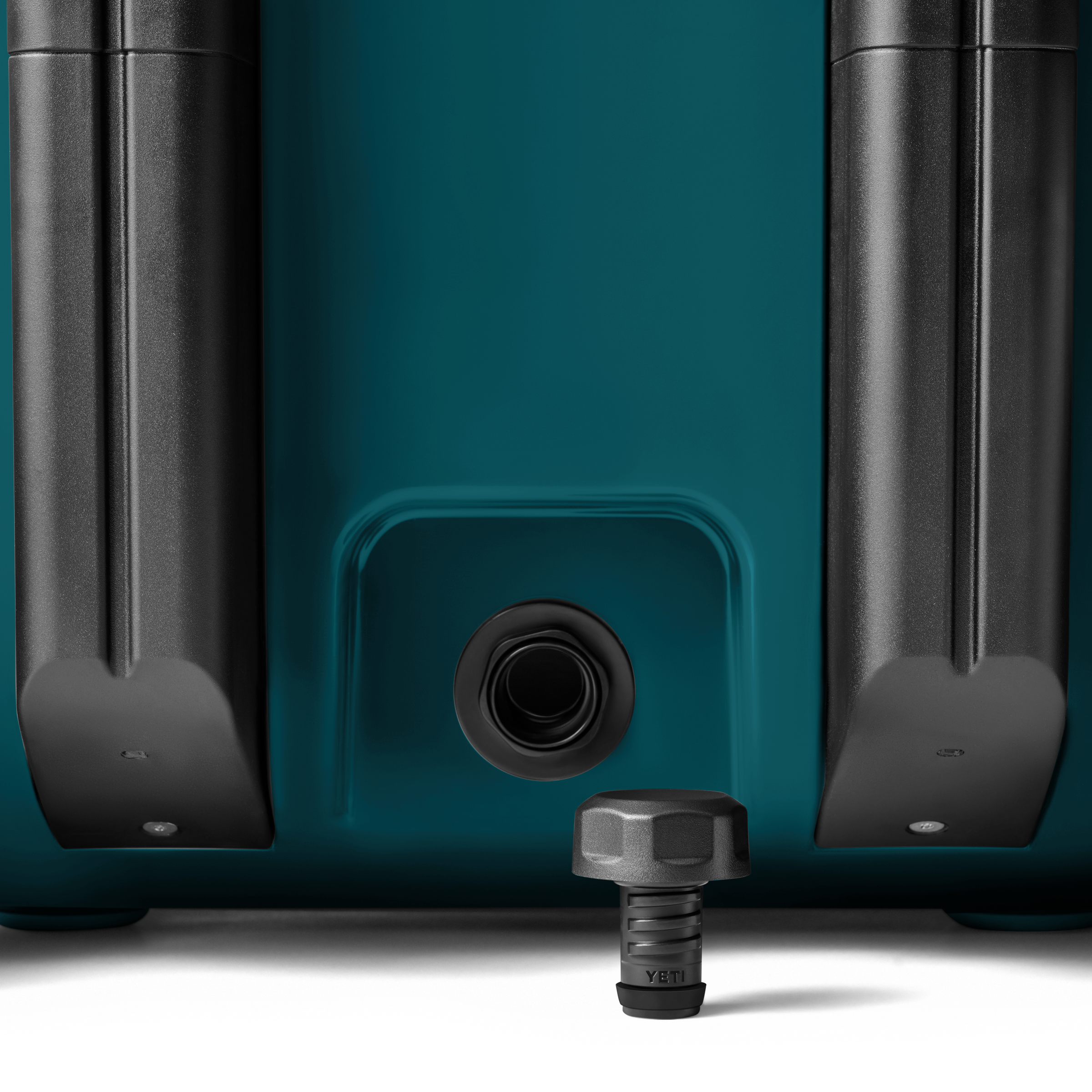 Roadie® 48 Wheeled Cool Box - Image 10